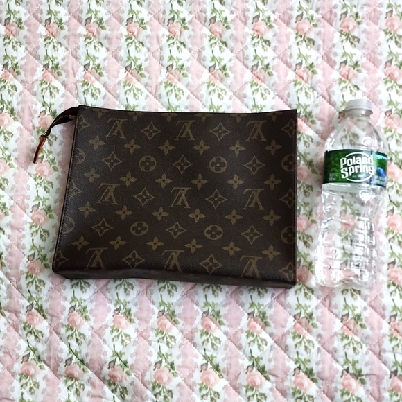 Authentic Louis Vuitton monogram toiletry pouch zipper ( read condition ) - Picture 5 of 13